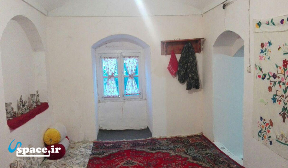 نمای سنتی داخل اتاق اقامتگاه بوم گردی خانه خورشید - خلیل آباد - روستای نصرآباد